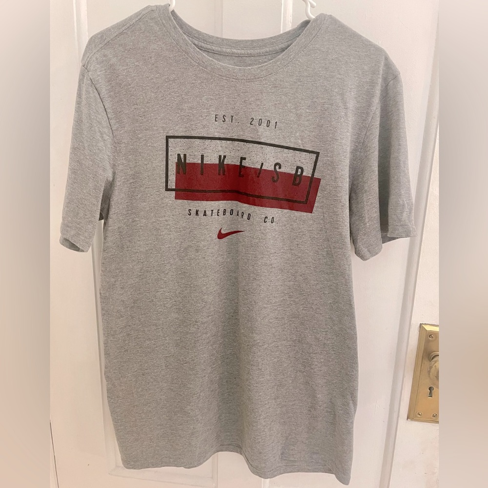 Men’s Nike SB shirt. EUC!
